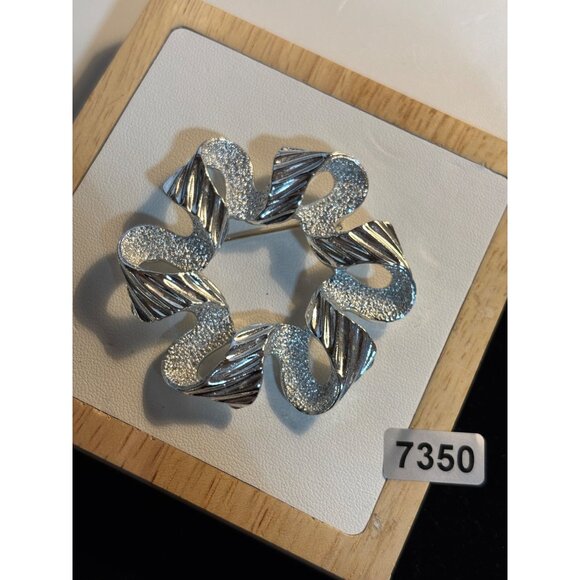 Vintage Silver-Tone Textured & Ribbed Brooch Pin With Wavy Openwork Design - Picture 3 of 8